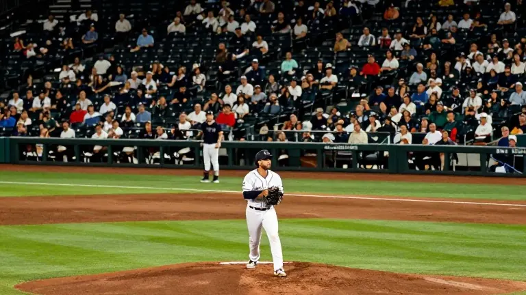 Brewers score eight two-out runs in fifth to lead 3-0